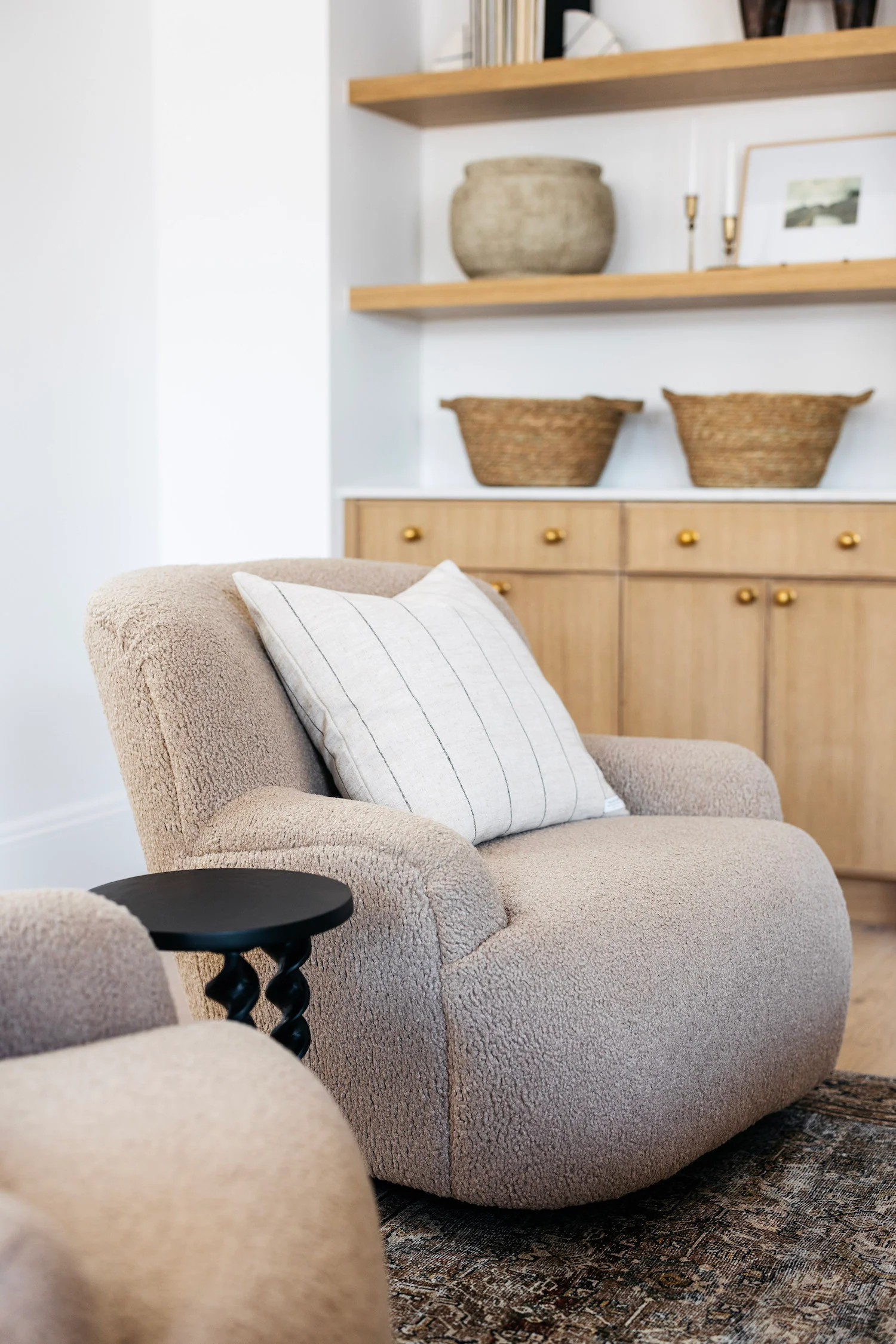 Kadon Swivel Chair - Image 7