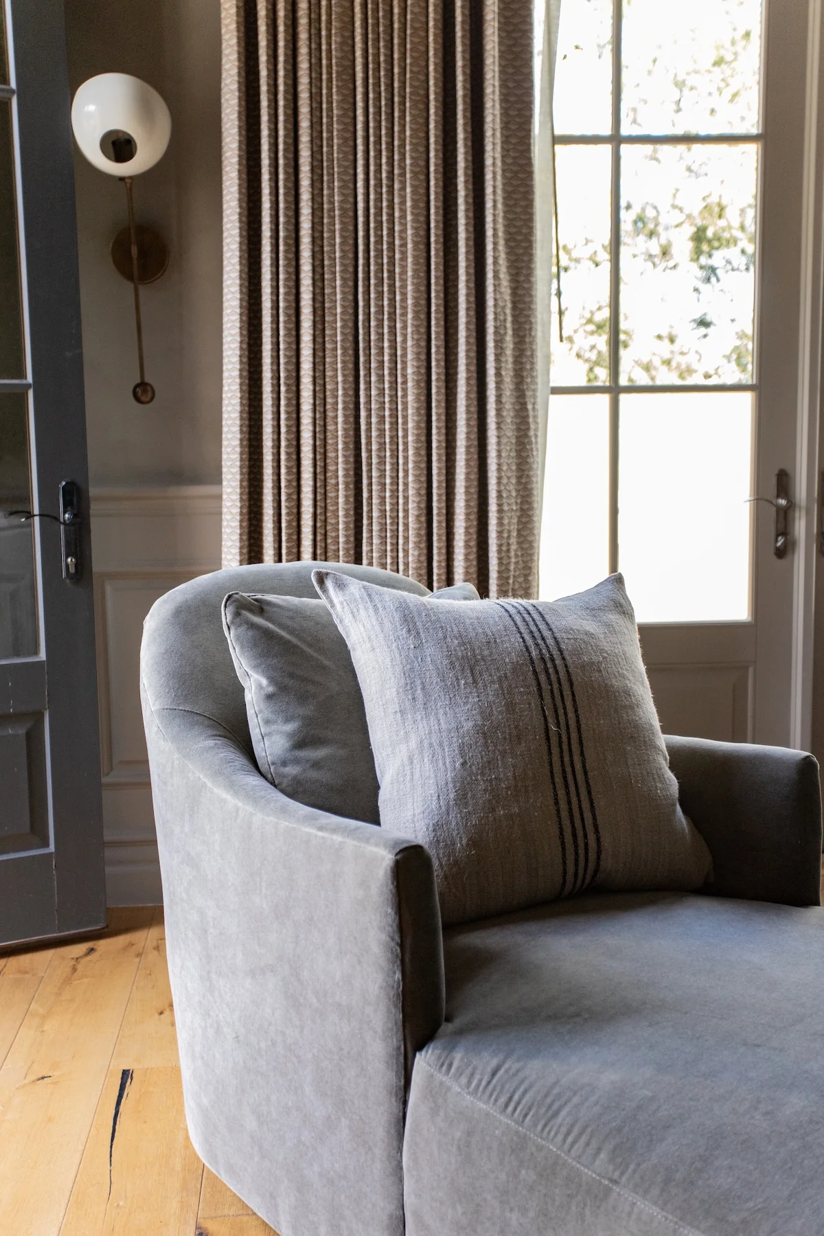 Noel Chaise Chair - Image 4
