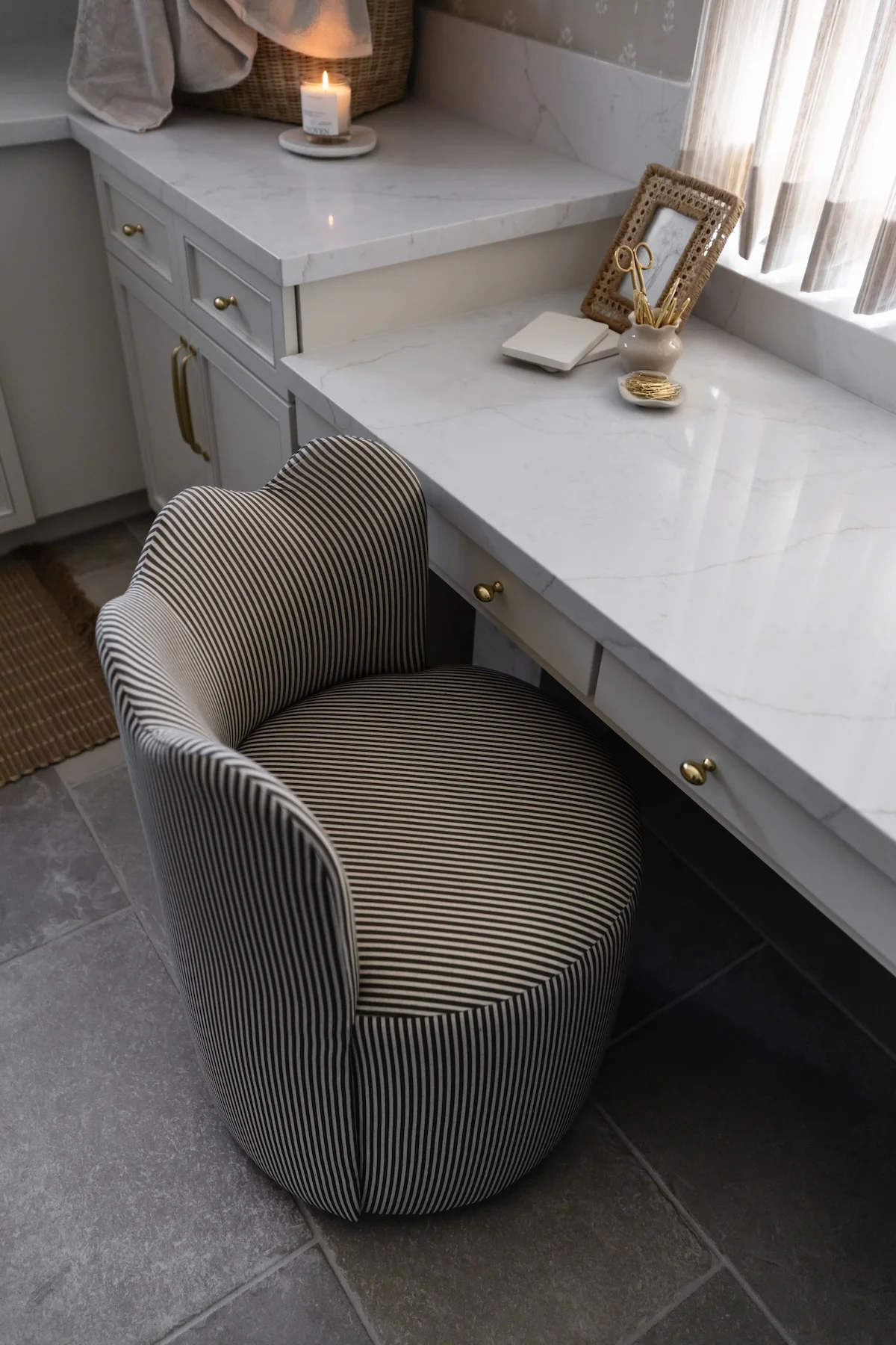 Nyla Swivel Dining Chair - Image 3
